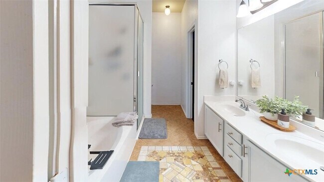 Foto del edificio - 6705 Rosita Oak Dr