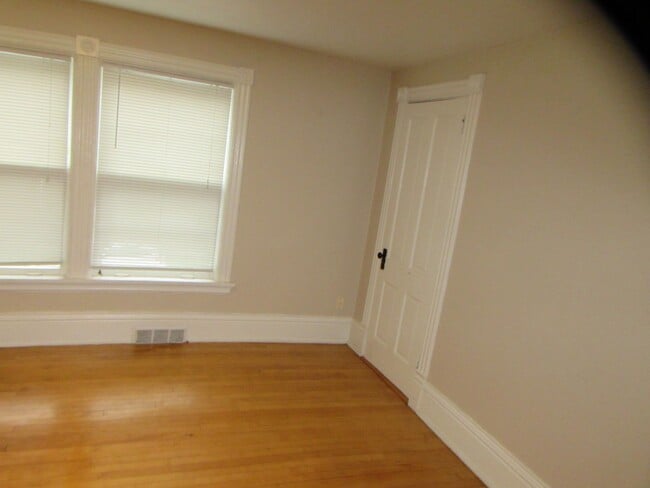 Foto del edificio - (597) - 215-217 N. Blair Street