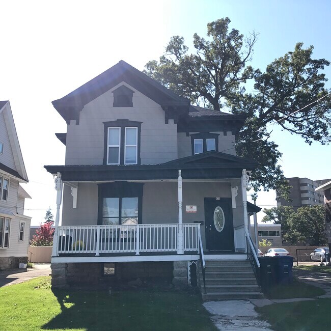 Building Photo - 633 Amherst Ave
