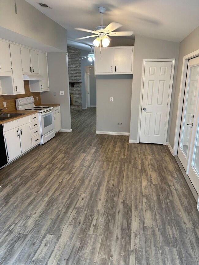 Foto del edificio - Roomy 3/2 in a grey neighborhood. Close to great schools and restaurants. Fenced backyard and cov...
