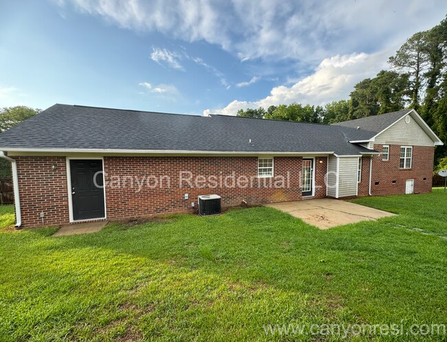 Foto del edificio - Recently Renovated 3 Bedroom Beautiful home!