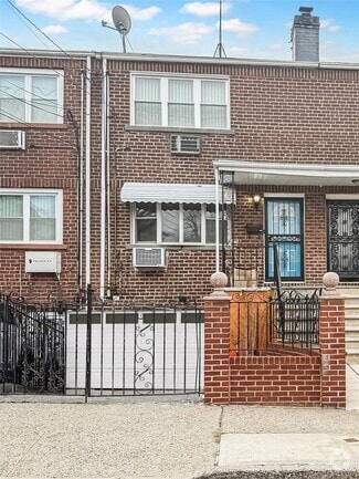 Building Photo - 2925 Hering Ave