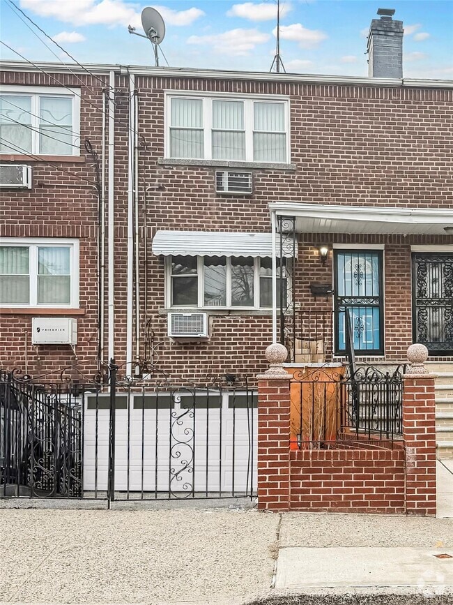 Building Photo - 2925 Hering Ave