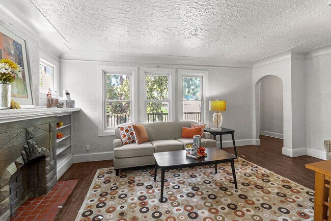 Building Photo - 9171 Bishop-4BR Bungalow - Hardwoods/Updated Kitchen - Yorkshire Woods - 48224