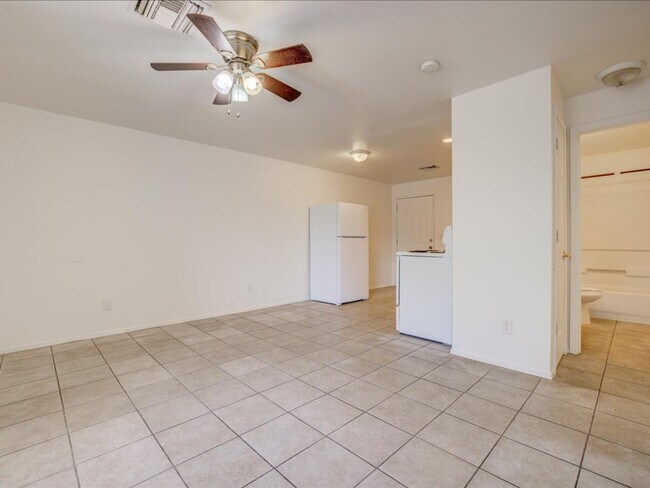 Foto del edificio - 2702 N Dodge Blvd