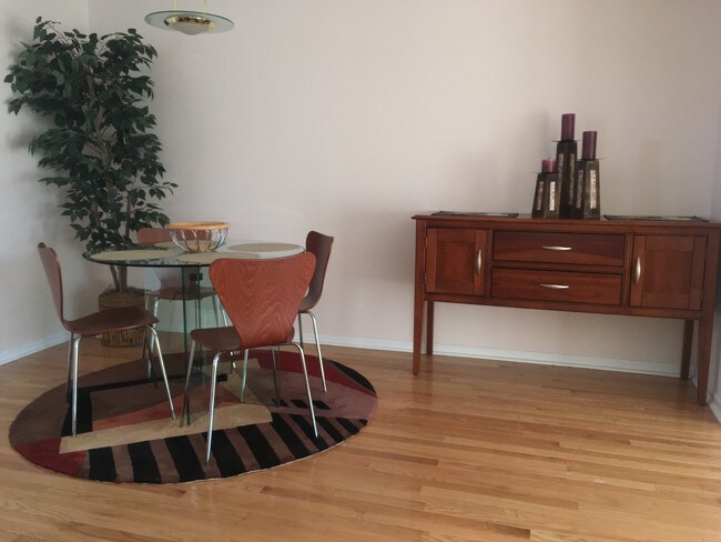 Foto del edificio - 135 Lake Pl S