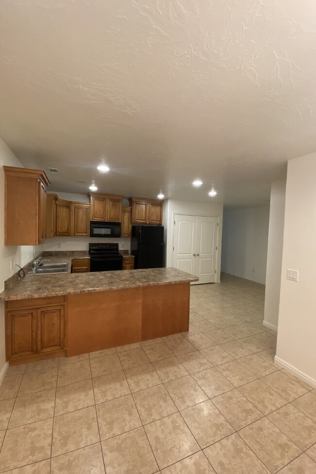 Building Photo - "Charming 2-Bed/2-Bath Townhouse in Prime Saint George Location with 1300 Sq Ft of Comfortable Li...