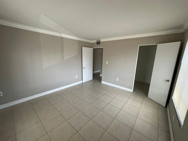 Building Photo - 1830 Maravilla Ave
