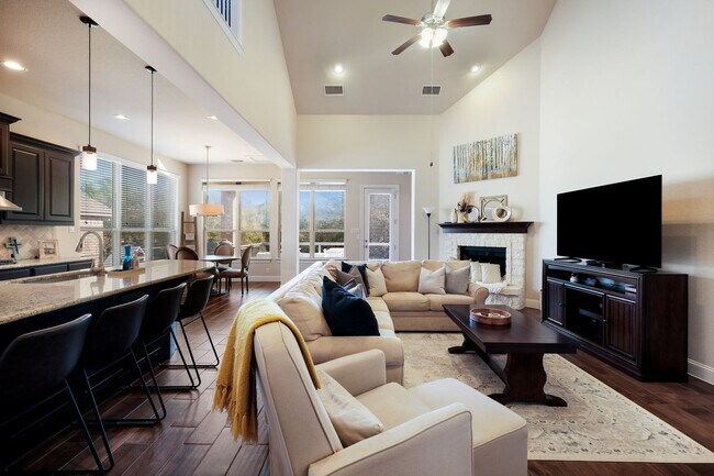 Foto del edificio - 4bed/3bath in Front Gate