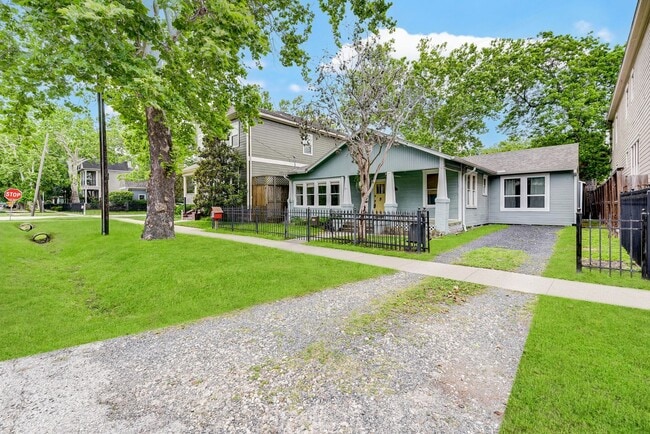 Building Photo - Bungalow in the heart of the Heights!