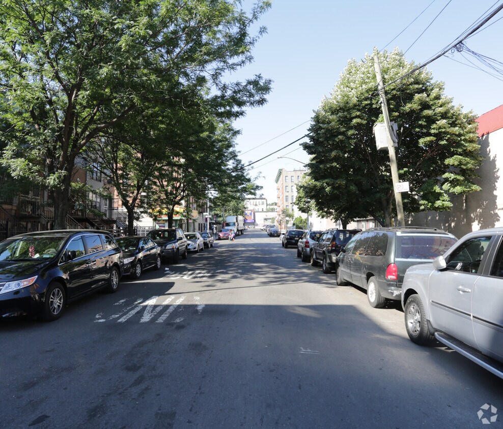 Foto del edificio - 2009 Mapes Ave