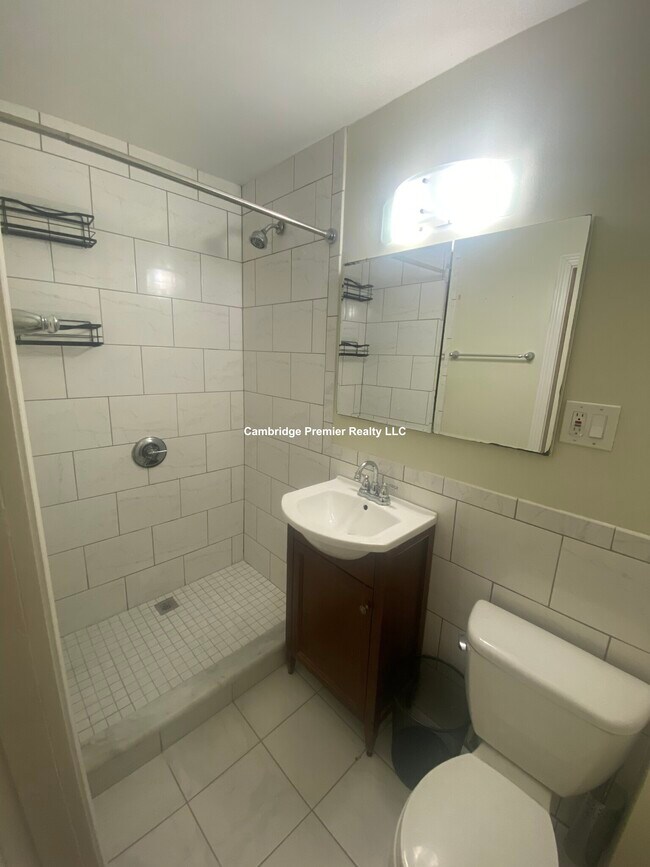 Building Photo - 180 Thorndike St