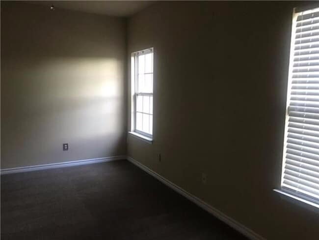 Building Photo - Great Townhome in Prime Locaton