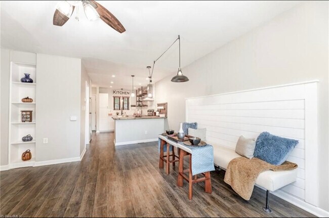 Foto del edificio - 1074 Hickory Glen Rd