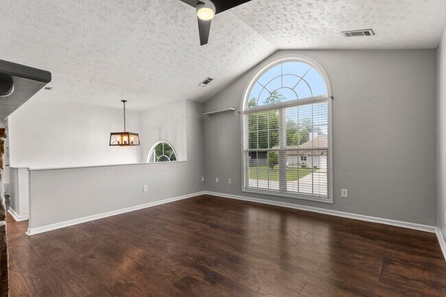 Foto del edificio - 5 Bedroom House in Auburn - Up to 5 unrela...