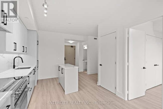 Photo du bâtiment - 2075-2075 King Rd