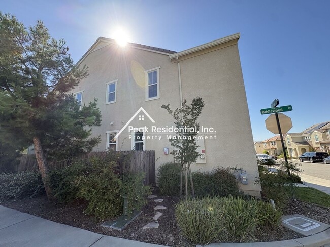 Building Photo - Beautiful 4 bedroom 3 bathroom home is located in Rocklin!