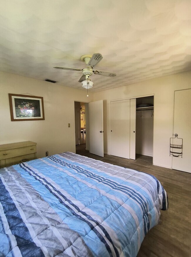 Building Photo - Spacious 3-Bedroom 1.5 Bathroom House for ...