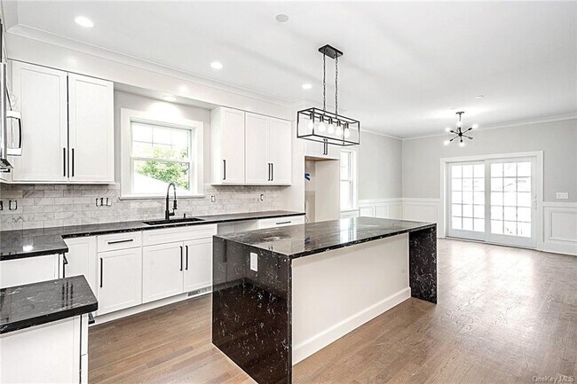 Building Photo - 10 Underhill Pl