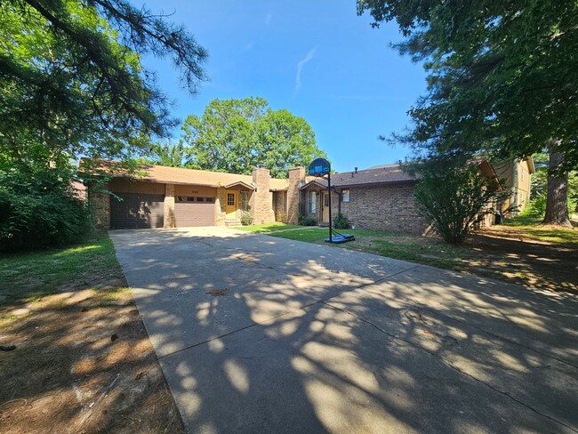 Building Photo - 4502 Garden Center Dr