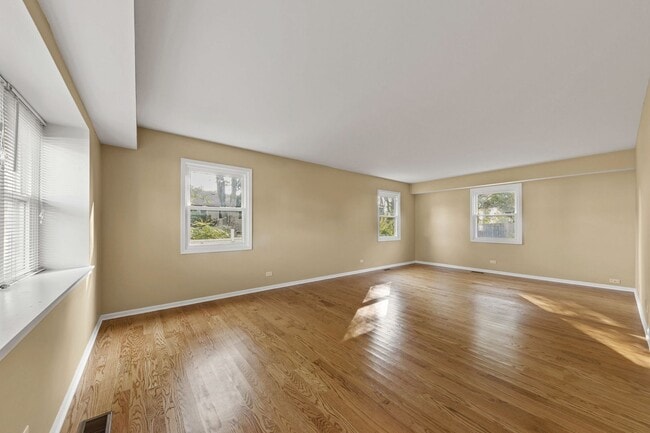 Foto del edificio - Buffalo Grove 4 Bedroom located in the Stephenson School District!