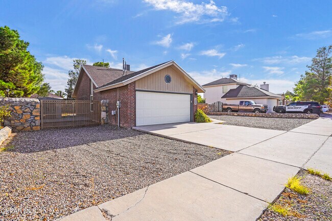 Building Photo - 14008 Desert Song Dr
