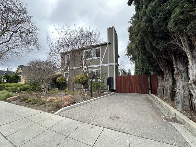 Primary Photo - Walk To EVERYTHING From This Fully Furnish...