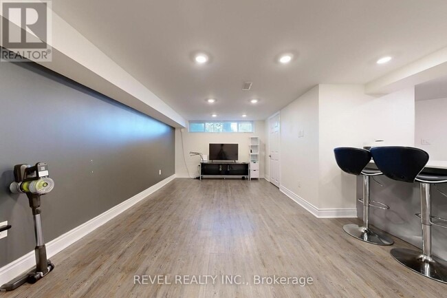 Building Photo - 213 Rosedale Dr