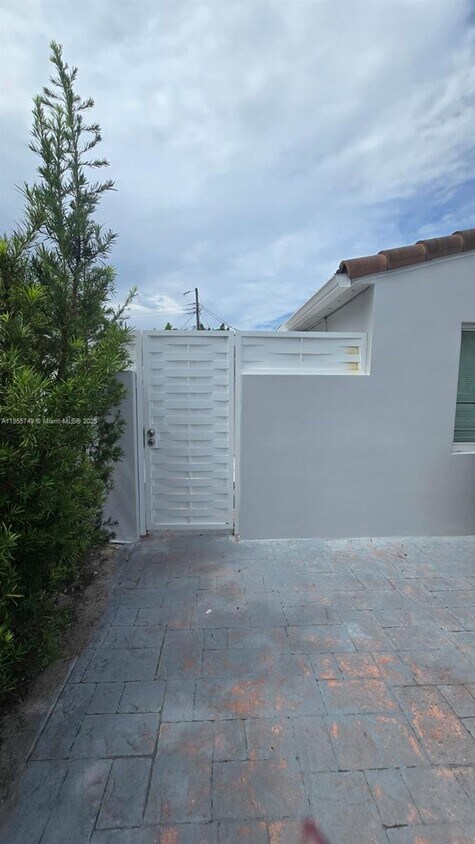 Primary Photo - 265 W 53rd Terrace