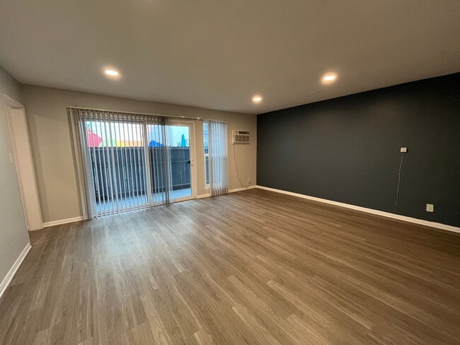 Interior Photo - 8375 Fountain Ave