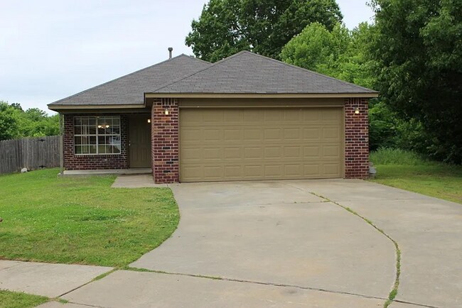 Foto del edificio - Charming 3 Bed / 2 Bath Home in Coweta – Spacious Lot + Creek Access!