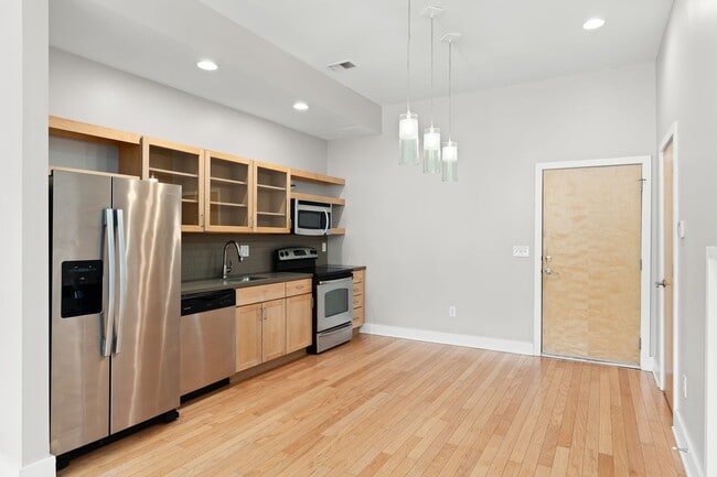 Building Photo - RARE 2 Bed, 2 1/2 Bath Townhome with Garage!