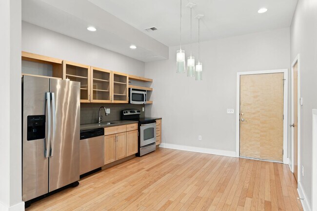 Foto del edificio - RARE 2 Bed, 2 1/2 Bath Townhome with Garage!