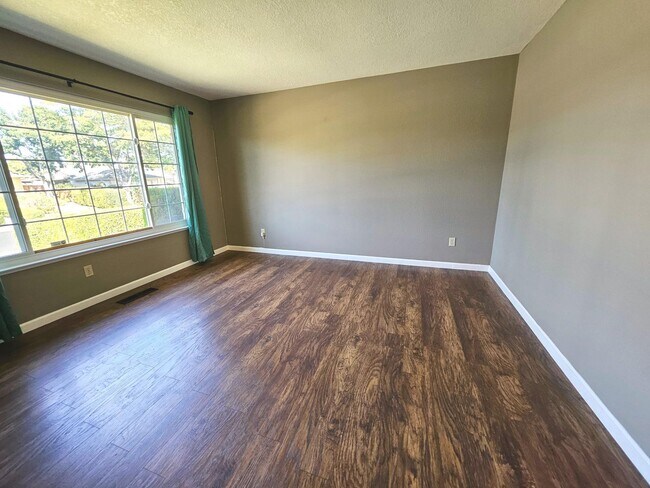 Building Photo - Beatifully updated 3 bedroom, 2 bath home ...