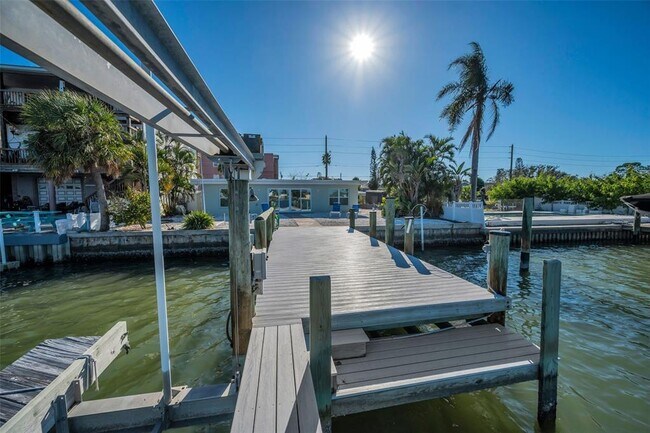 Foto del edificio - 14125 N Bayshore Dr