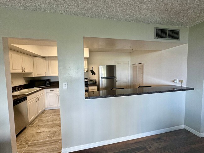 Foto del edificio - FURNISHED 1 Bed 1 Bath In Amazing Location...