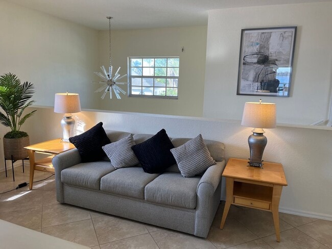 Building Photo - ***CROWNE POINT***NAPLES 3 BEDS / 2 BATHS*...