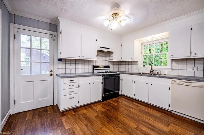 Building Photo - Room in House on Kinnamon Rd