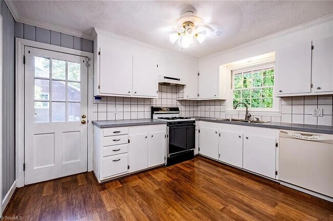 Foto del edificio - Room in House on Kinnamon Rd