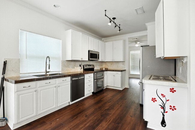 Building Photo - 6651 Canterbury Dr