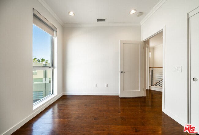 Foto del edificio - 310 Washington Blvd