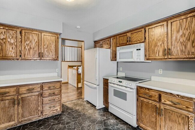 Building Photo - 4350 Thornhill Ln, Vadnais Heights, MN, 55127