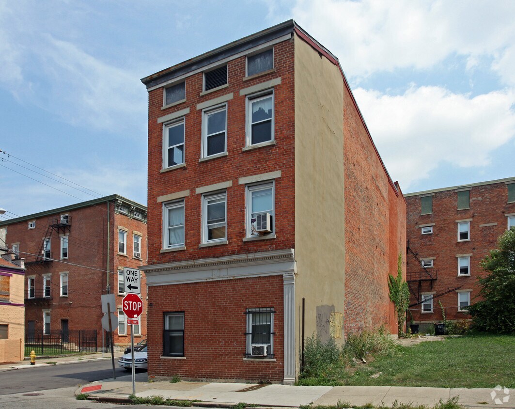 Building Photo - Broadway Square