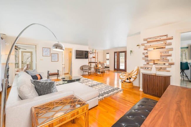 Building Photo - 1500 Palisades Dr