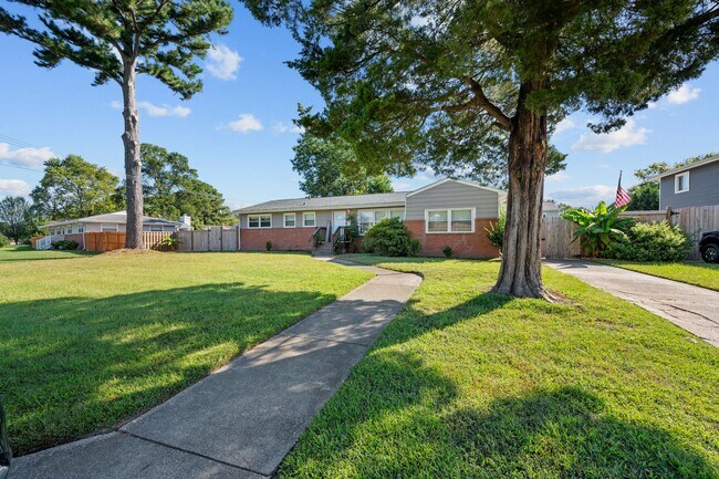 Foto del edificio - Spacious 4-Bedroom Home with Modern Updates