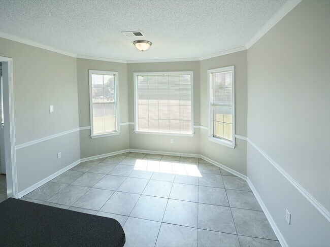 Foto del edificio - 5 Bed, 3.5 bath over 3300 square feet with 2 master suites near Hacks Cross and 385