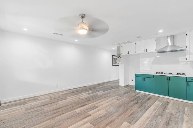 Building Photo - Beautiful newly remodeled modern 2 Bed + 2...