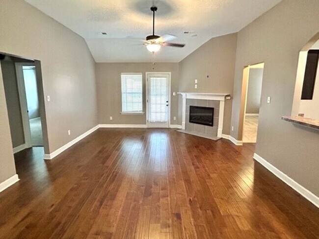 Foto del edificio - Now Leasing a 4 bedroom 2 bath home in Maywood