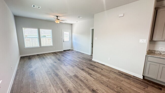 Foto del edificio - Brand new! Modern 3-Bedroom with Open-Conc...