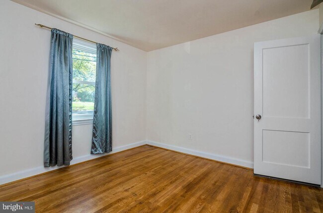 Building Photo - 925 Lewis Ave